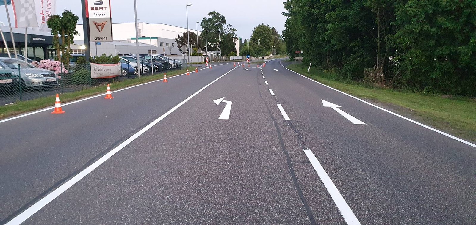 Richtungspfeile auf der Fahrbahn