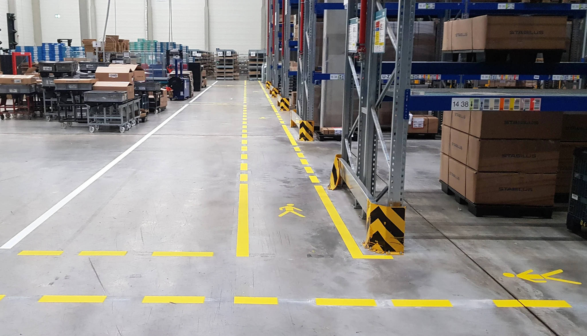 Verkehrswege in der Lagerhalle