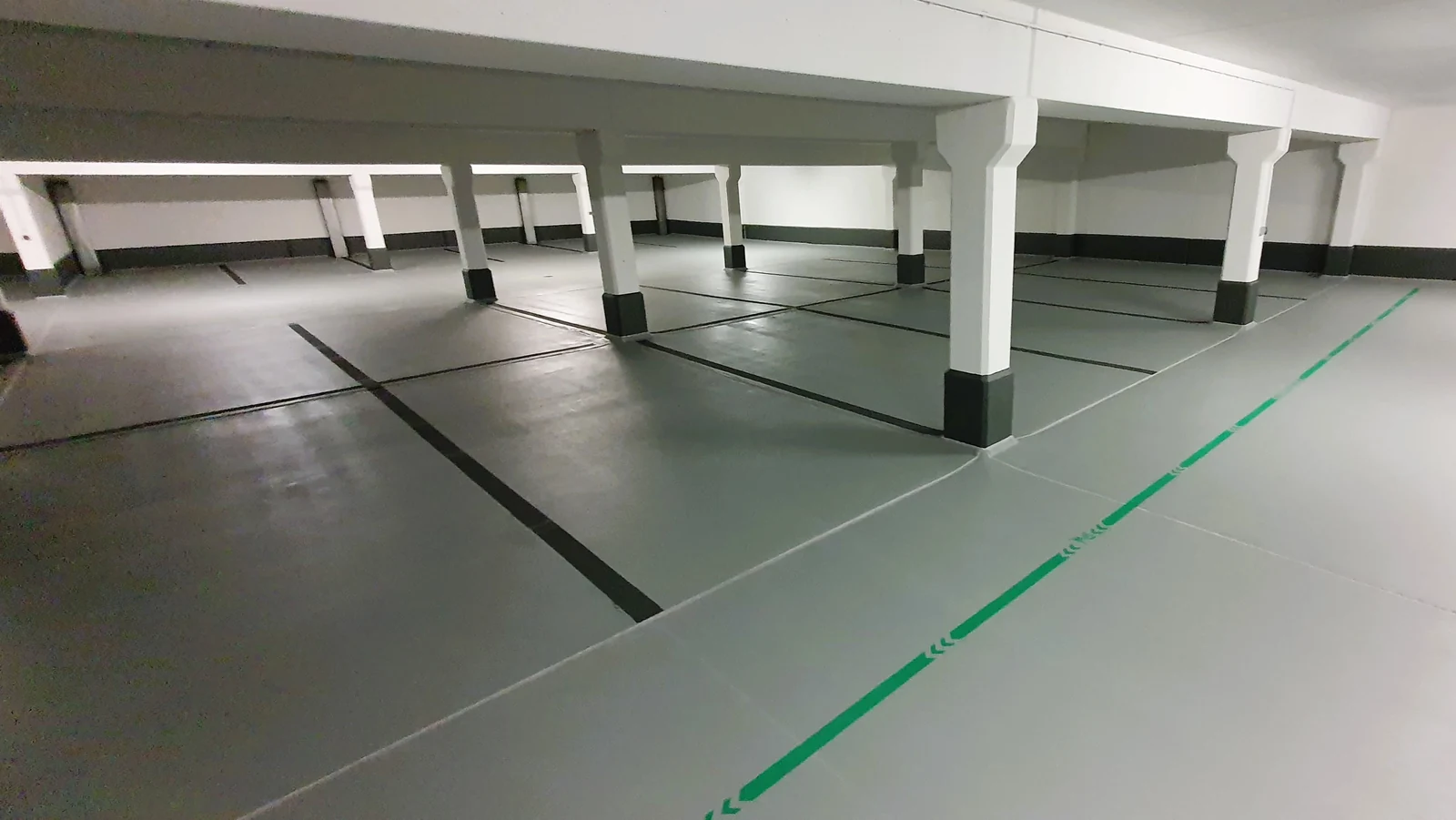 Stellplätze und Fahrwege in der Tiefgarage