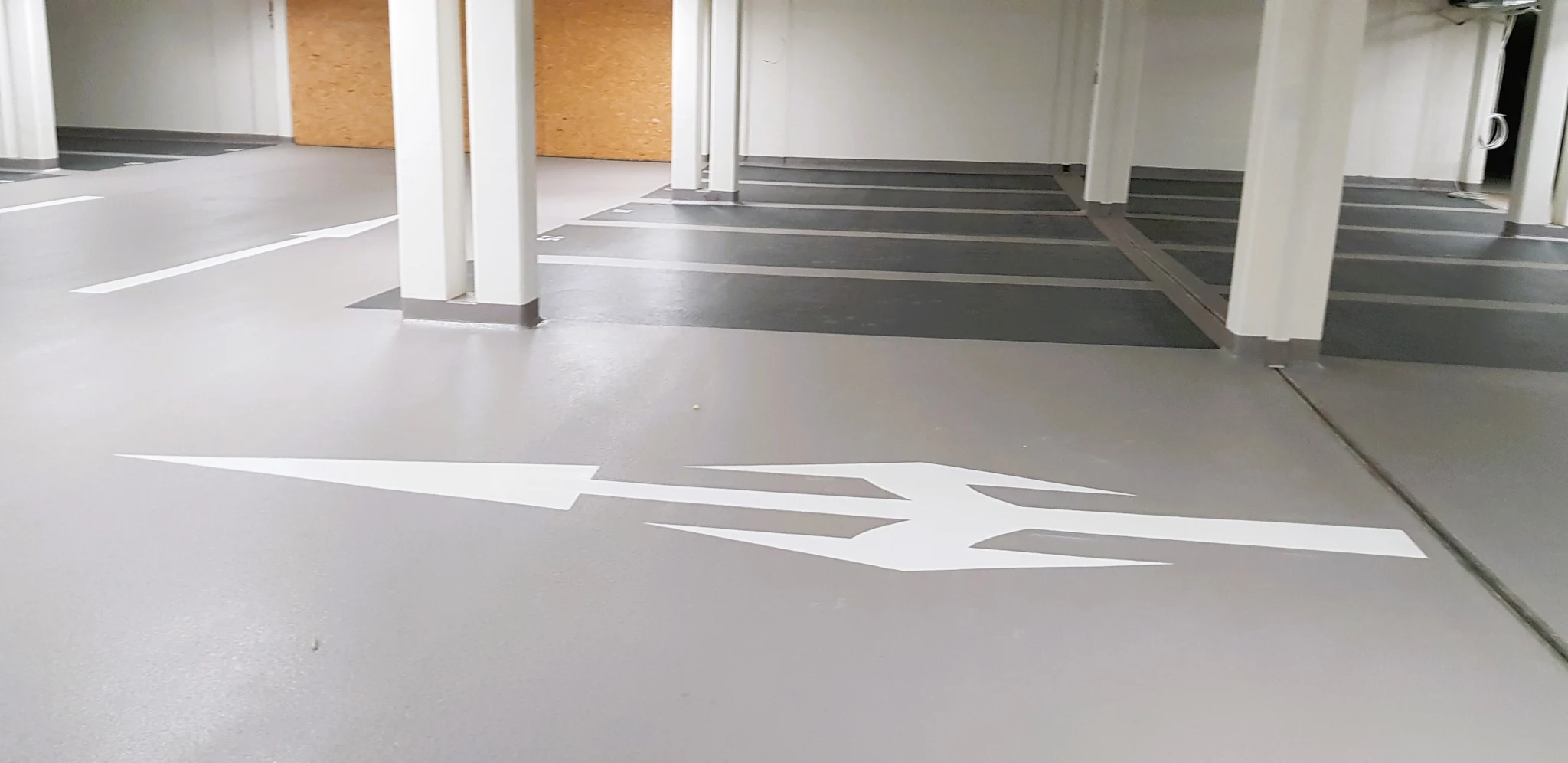 Richtungspfeile in der Tiefgarage